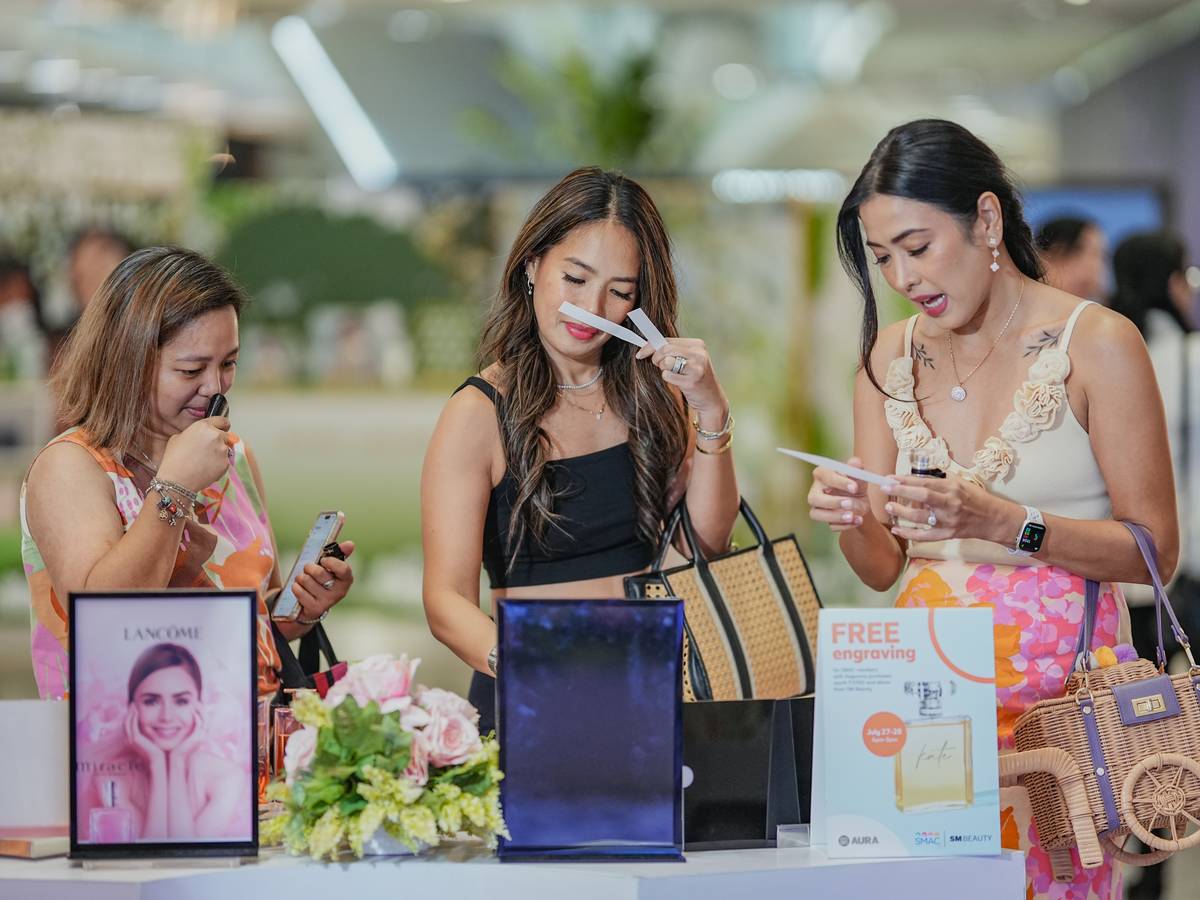 Participants at Café Aromatique’s Sniff Session conducted by fragrance specialist Bernadette Lim.